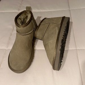 Gate Ugg Minis Color: Antilope